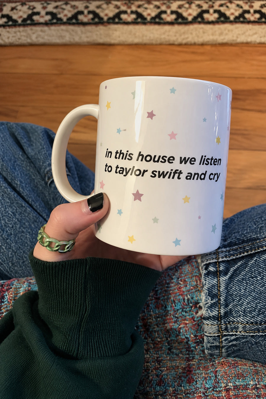 In This House We Listen To Taylor Swift And Cry Yazılı Beyaz Seramik Kupa